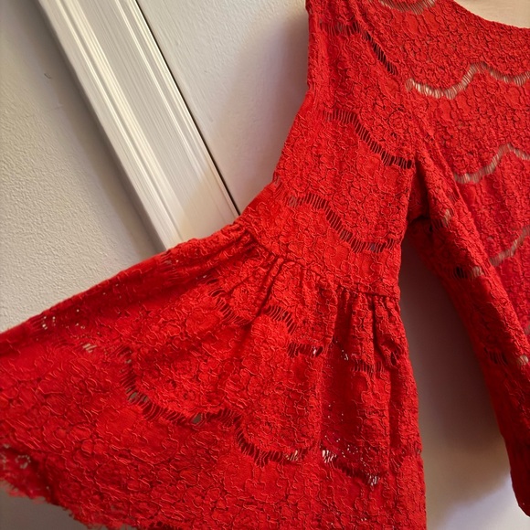 Red lace crop top with flared sleeve - Picture 3 of 4